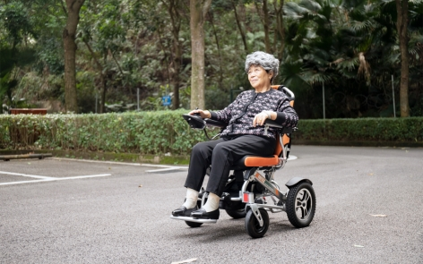 What are the benefits of using an electric wheelchair?
