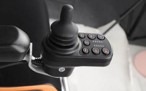 Por que a maioria das cadeiras de rodas elétricas usa joysticks para navegação?
